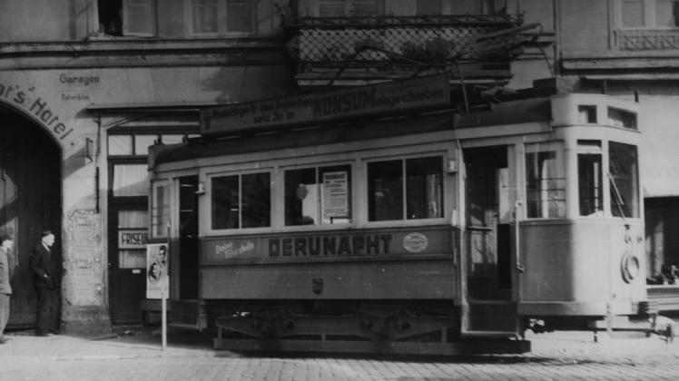 Ausgerechnet am Tag der Republik 1953: Diese Straßenbahn kam wegen eines technischen Defekts am Wittenburger Berg aus der Spur und fuhr in ein Friseurgeschäft. 