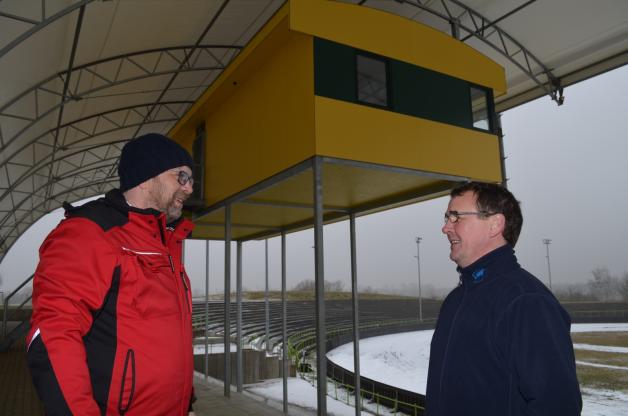 Vor dem neuen Kampfrichterturm besprachen Torsten Jürn (l.) und Thomas Koch gestern die letzten Arbeiten.