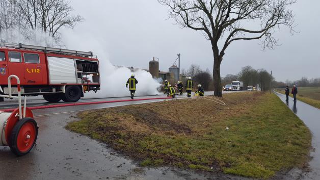 Die Feuerwehren aus Mühlen Eichsen und Testorf-Steinfort löschten den brennenden Pkw. Die Feuerwehren aus Mühlen Eichsen und Testorf-Steinfort löschten den brennenden Pkw.