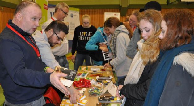 Auch der Stand der DB-Netz-AG war gut besucht, hier interessiert sich gerade Charly-Ann (2. v. r.) für die Ausbildung als Fahrdienstleiterin in einem Stellwerk. „Bei uns konnten die Schüler eine Aufgabe mit einer Spielzeugbahn lösen: Zwei Waggons mussten ausgetauscht werden, die Lok durfte aber nur zwei Mal durch den Holzwald fahren. Das lief gut“, berichtete Personalleiter Daniel Weber (2.v. l.). Auch der Stand der DB-Netz-AG war gut besucht, hier interessiert sich gerade Charly-Ann (2. v. r.) für die Ausbildung als Fahrdienstleiterin in einem Stellwerk. „Bei uns konnten die Schüler eine Aufgabe mit einer Spielzeugbahn lösen: Zwei Waggons mussten ausgetauscht werden, die Lok durfte aber nur zwei Mal durch den Holzwald fahren. Das lief gut“, berichtete Personalleiter Daniel Weber (2.v. l.).