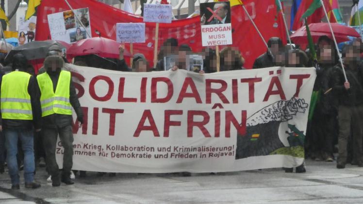 „Soldarität mit Afrîn“: Mit großen und kleinen Bannern marschierten die Demonstranten durch Gaarden.