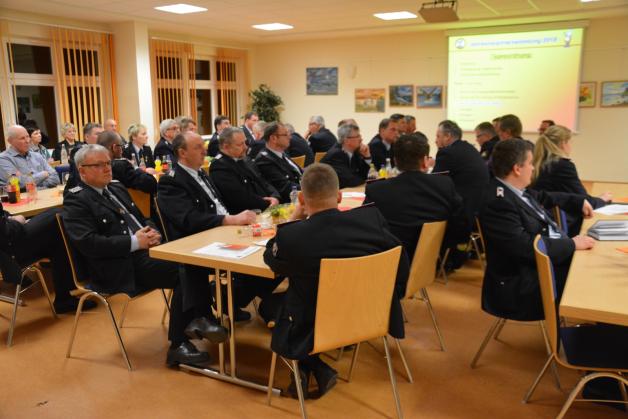 Kameraden der 18 Wehren des Amtes Dömitz-Malliß kamen in Niendorf an der Rögnitz zur Jahreshauptversammlung zusammen.