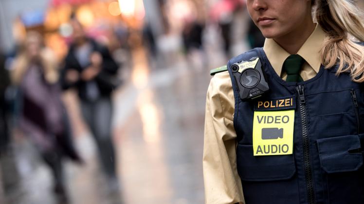 Unter Kollegen akzeptiert, aber im Dienst werden Polizistinnen häufig beleidigt oder missachtet. Heute beginnt in Potsdam eine Frauenkonferenz zum Thema sexuelle Gewalt im öffentlichen Dienst.