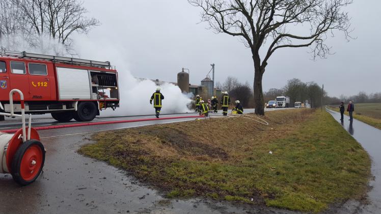 Die Feuerwehren brauchten mehr als 15 Minuten, bis sie bei einem brennenden Auto auf der B208 nahe Mühlen Eichsen eintrafen. 