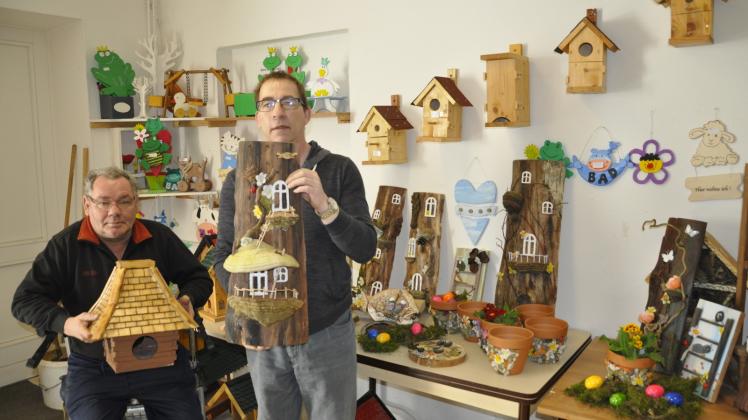 Manfred (links) und Michael  arbeiten in der Kreativwerkstatt an den zahlreichen Objekten, die beim Osterbasar verkauft werden sollen. 