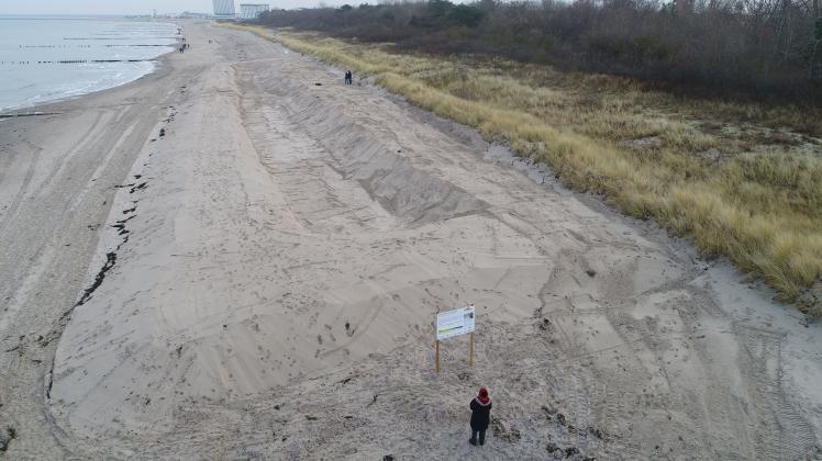 Anhand des Dünenmodells am Strand in Warnemünde untersuchen Forscher, wie eine Düne bei Hochwasser bricht. 