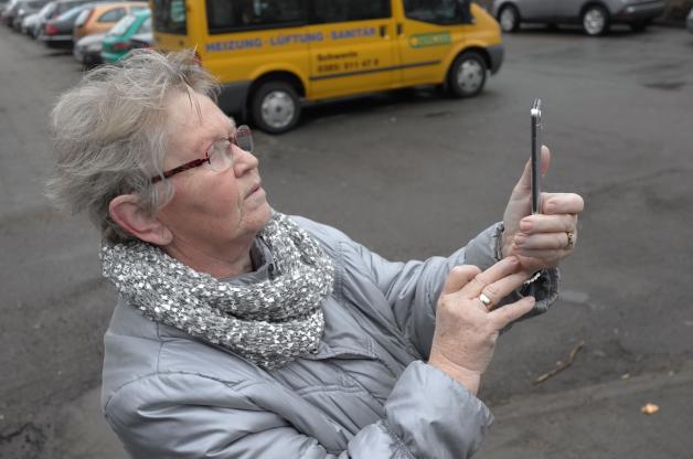 Hält für die Kinder denAbriss mit dem Handy fest: Angret Benz wohnt seit 1970 in Lankow. Fotos: Thorsten Meier 
