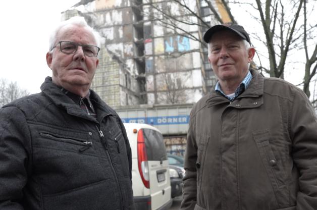 Die beiden älteren Herren sind extra zum Gucken gekommen: Klaus Schimale (l.) und Eberhard Köhn.  Fotos: Thorsten Meier 