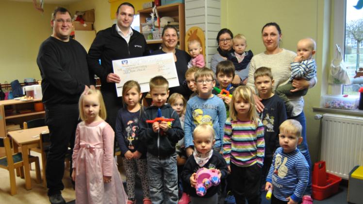 Die Spende für den Kindergarten „Kleine Strolche “ überreichte Kundenbetreuer Thomas Ely. 