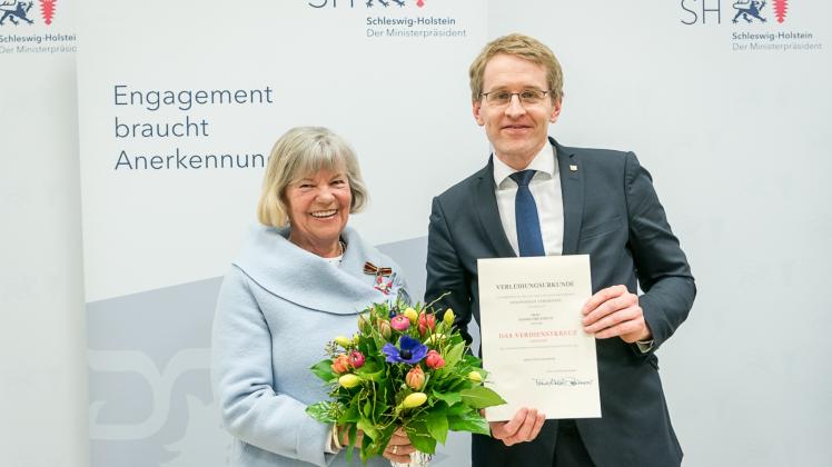 Hannelore Struve hat den Verdienstorden von Daniel Günther verliegen bekommen.