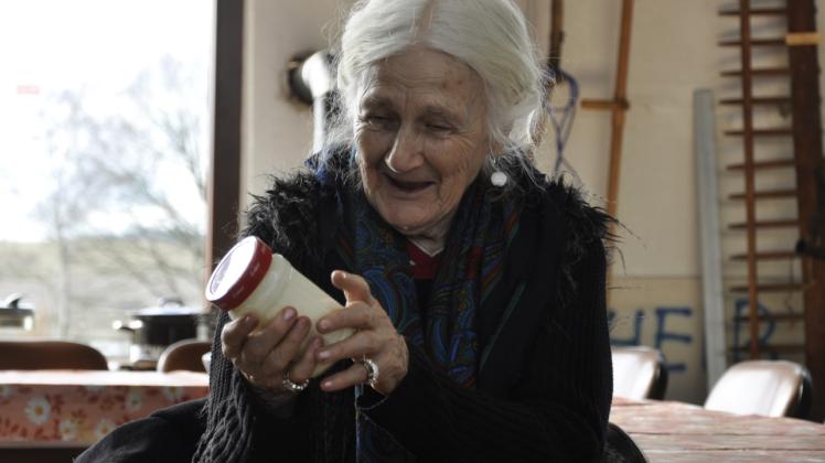 Der 83-jährigen Elisabeth Zimmer steht beim Schütteln des Rahms die Vorfreude auf die in Kürze fertige Butter ins Gesicht geschrieben. 