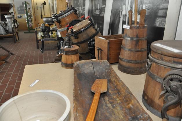 Historische Geräte zur Herstellung von Butter im Kreisagrarmuseum in Dorf Mecklenburg. 