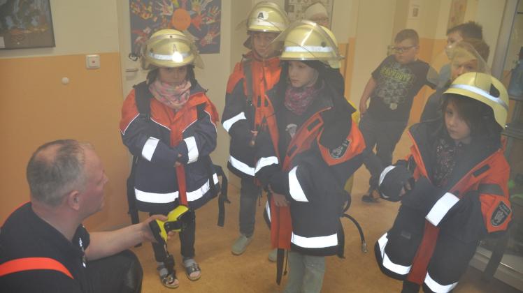 Wie sie die Wärmebildkamera halten müssen, erklärt Jakob des Vries den kleinen „Brandbekämpfern“. Fotos: andreas münchow 