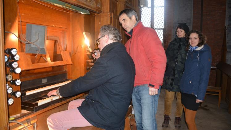 Elmar Roetz spielt für Friedrich Drese die Dömitzer Runge-Orgel. Inga Millon (r.) und Wiebke Schulz schauen zu.  Fotos: Neumann 