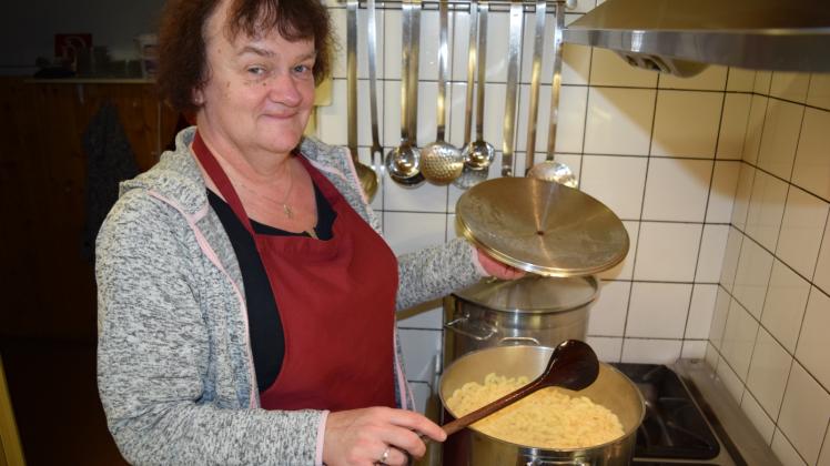 War die Tafel einst nur eine Suppenküche, kann Köchin Annette Meske heute Nudeln, Fleisch und manchmal sogar Fischgerichte anbieten.