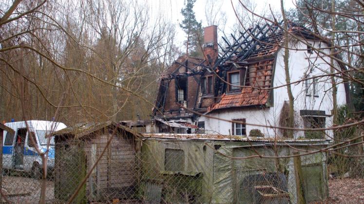 Durch den Brand ist das Haus so stark beschädigt, dass es als einsturzgefährdet gilt. 
