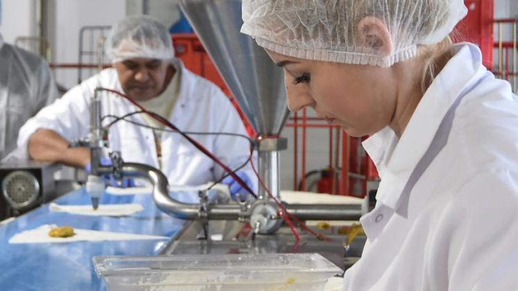 Eine Mitarbeiterin der Jouis Nour GmbH in Dahlewitz rollt Bio-Tiefkühlsnacks. Das Unternehmen produziert am neuen Standort mit rund 50 Mitarbeitern. 