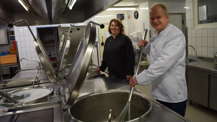Kochen ist sein Hobby: Hans-Martin Goeritz in der Großküche der Güstrower Werkstätten mit Köchin Kathrin Froriep. 