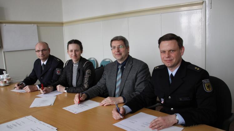 Dieter Umlauf, Aileen Thomas, Oliver Hermann und Timo Heisig (v. l.) unterzeichnen die Vereinbarung. 