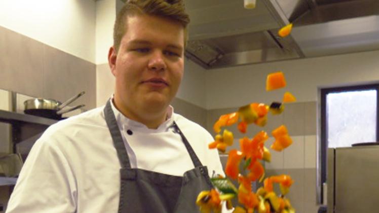 Schon als 14-Jähriger  hat Lukas Keppler in der Küche auf Schloss Basthorst in den Ferien gejobbt. Heute ist er 19 und gehört zu den besten Koch-Azubis im Land.  Fotos: Katharina Hennes (2) 