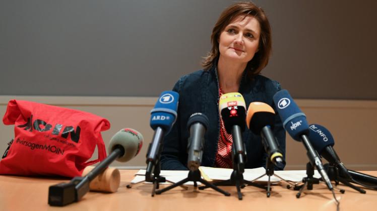 Ein „Moin“ und 35 Unterstützungsbriefe: Nach ihrer Pressekonferenz gab Simone Lange ihre Bewerbung in der SPD-Zentrale ab.