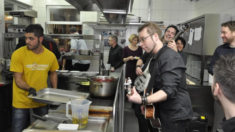 Ausgelassene Stimmung in der Küche des Restaurants „Station Burgsee“: Die Band Tripod heizt Köchen und Gästen mächtig ein. Fotos: Holger Glaner 