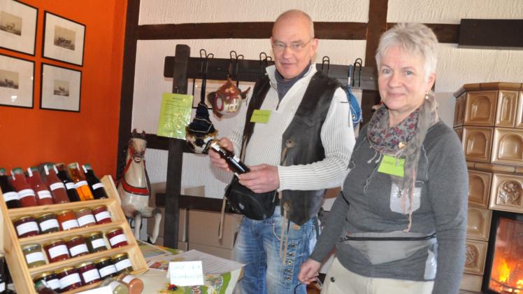 Marmelade, Likör und Kunst bei Monika und Wilfried Behnke aus Rosenow. Sie sind die Ideengeber für den Markt in Kobrow. 