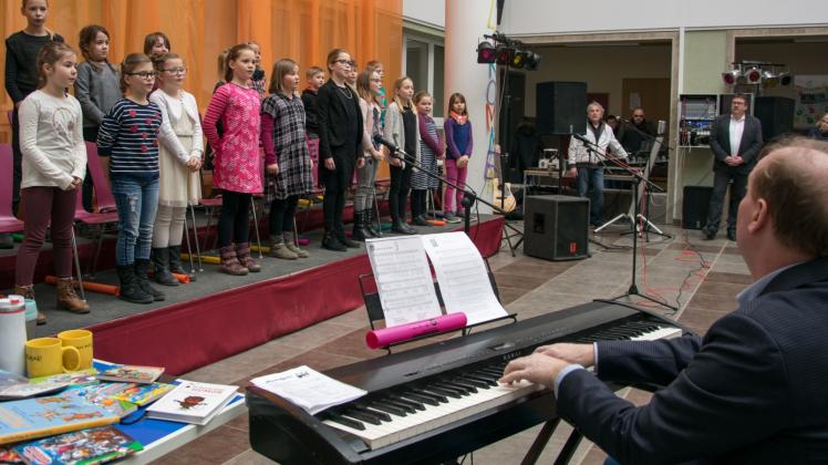 Der Chor der Schule eröffnete den Frühlingsmarkt der Vellahner Schule. Die Gäste kamen trotz der Kälte.
