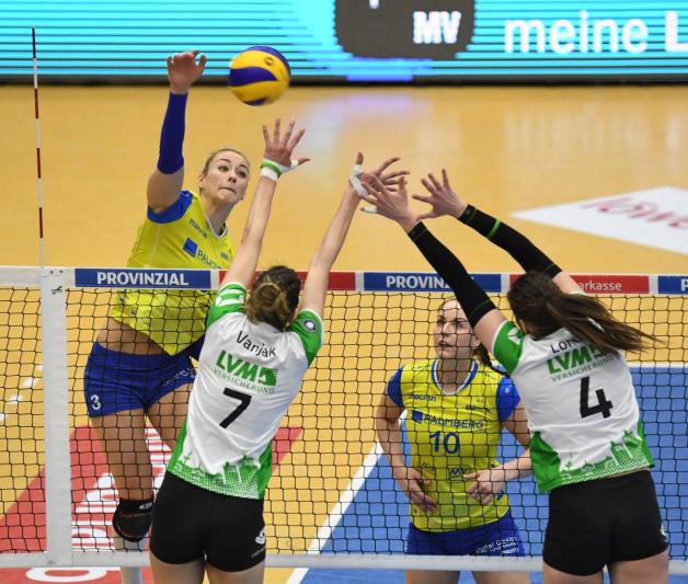 Gegen diesen Angriff von SSC-Topscorerin Louisa Lippmann (l.) streckt sich der USC-Block Ivana Vanjak (Nr. 7) und Juliet Lohuis vergebens. Und Denise Hanke wäre zur Absicherung ja auch noch da. Gegen diesen Angriff von SSC-Topscorerin Louisa Lippmann (l.) streckt sich der USC-Block Ivana Vanjak (Nr. 7) und Juliet Lohuis vergebens. Und Denise Hanke wäre zur Absicherung ja auch noch da.