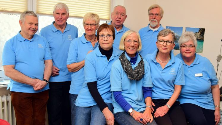 Das Team der Rendsburger „Praxis ohne Grenzen“, hintere Reihe von links nach rechts: Jörg Frey, Lutz Backhaus, Gabi Winkel, Werner Kröger, Achim Diestelkamp. Vorne von links nach rechts: Sabine Schwichtenberg, Ingrid Schwan, Doris Neumann und Agnes Retzlaff. 