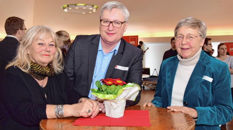 Gesprächsrunde: Der SPD-Kreisvorsitzende Sönke Rix mit Gitte Schütte (links) und Dr. Hedwig Horn vom Verein zur Förderung Behinderter.