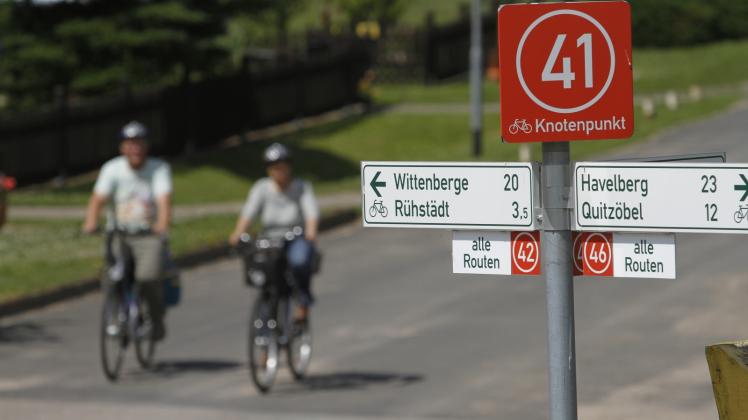 Die Knotenpunkt-Wegweiser ermöglichen Radtouristen, sich leicht zu orientieren. 
