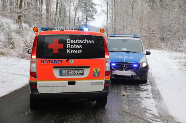 Abermaliger Wintereinbruch in Rostock: Schwerer Unfall in Woltow bei Tessin, 21-Jährige bei Autoüberschlag verletzt