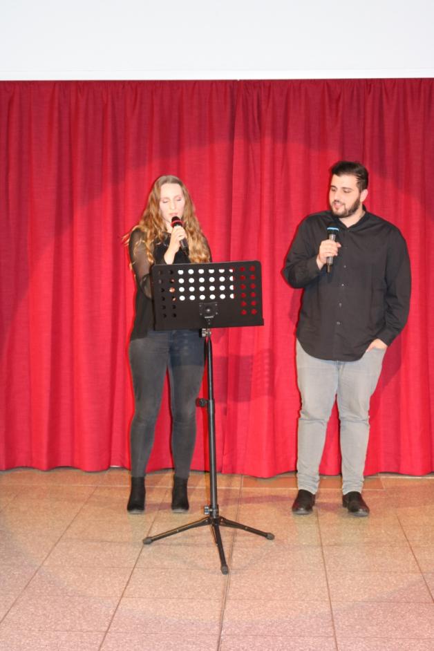Musikalisches Duo: Annika Höhle und Moammed Ali sangen Lieder von Tom Odell und Coldplay für den Abiball. Musikalisches Duo: Annika Höhle und Moammed Ali sangen Lieder von Tom Odell und Coldplay für den Abiball.