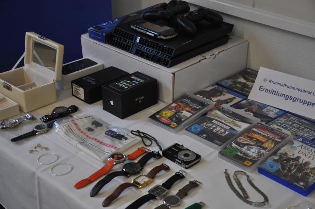 Die Polizei sucht jetzt die rechtmäßigen Besitzer der Beutestücke, zu denen auch Armbanduhren gehören. Die Polizei sucht jetzt die rechtmäßigen Besitzer der Beutestücke, zu denen auch Armbanduhren gehören.