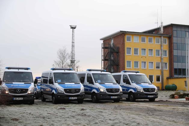 Groß angelegte Razzia in Rostock: Polizei-Hundertschaft geht gegen mutmaßliche Urkundenfälscher aus Osteuropa vor - umfangreiches Beweismaterial sicher gestellt