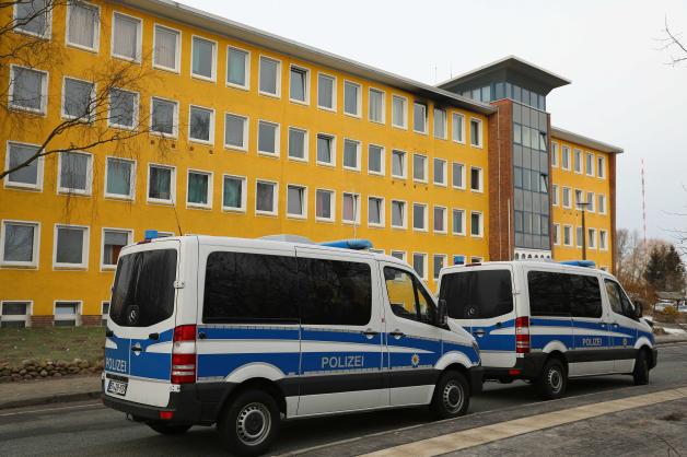 Groß angelegte Razzia in Rostock: Polizei-Hundertschaft geht gegen mutmaßliche Urkundenfälscher aus Osteuropa vor - umfangreiches Beweismaterial sicher gestellt