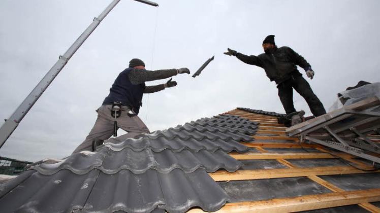 An der Haustür  werden Hauseigentümer von unseriösen Anbietern auf den Sanierungsbedarf ihrer Dachfläche angesprochen, warnt die Kreishandwerkerschaft Güstrow. 