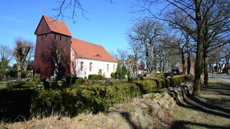 Auch der Förderverein der Domsühler Kirche wird am Samstag auf dem Friedhof Spuren des Winters beseitigen.
