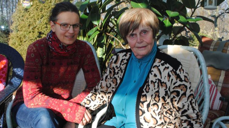 Vertrautes Miteinander: Susanne Kühnemann vom Ambulanten Besuchsdienst in Schwerin schaut regelmäßig einmal im Monat bei der 82 Jahre alten Helgard Groth vorbei. Die gemeinsamen Gespräche bedeuten beiden viel. 