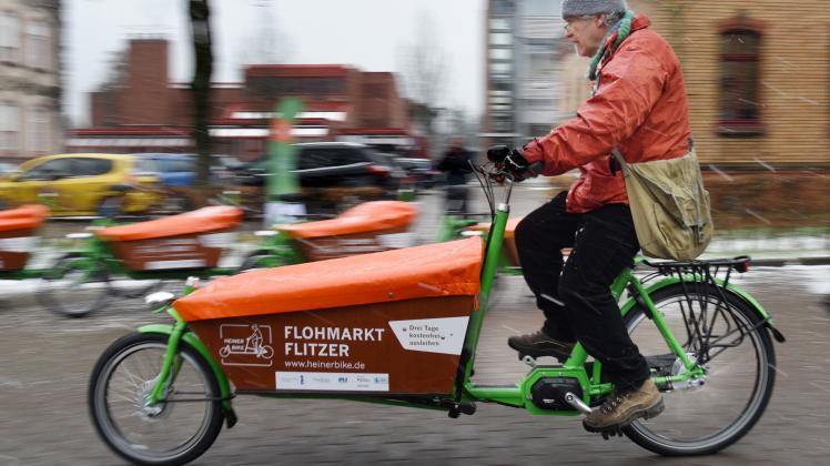 Der Darmstädter Detlef Schiechel testet ein Elektro-Lastenrad namens „Flohmarkt Flitzer“.