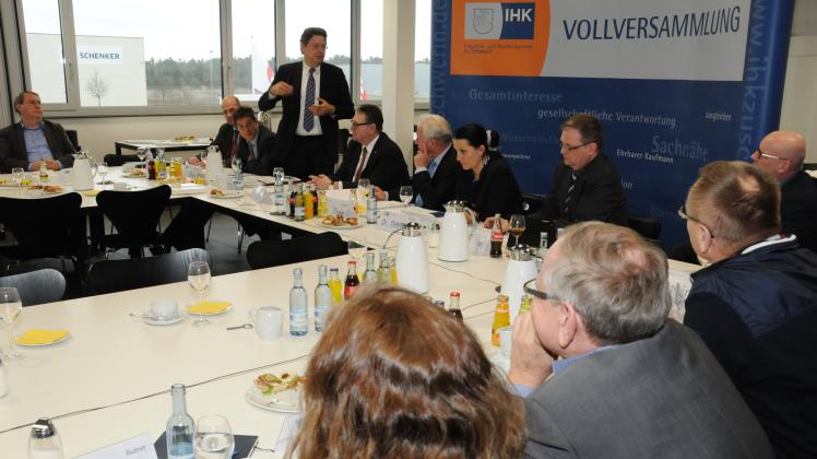 Staatskanzleichef Reinhard Meyer während seiner Vortrages bei Schur Pack. 