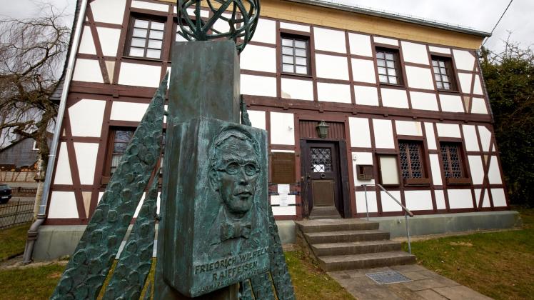 Andenken an einen wichtigen Sozialreformer: Eine Stele steht vor dem Fachwerkhaus in der Raiffeisenstrasse in Weyerbusch, in dem Friedrich Wilhelm Raiffeisen am 30. März 1818 geboren wurde. 