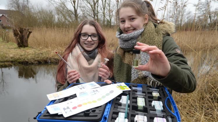 Engagieren sich fürdie Stadt Rehna und machen heute mit beim Umwelttag: die Regionalschülerinnen Sara Wille und Lilly Teegen (r.). Regelmäßig untersuchen sie als Absolventinnen eines Bio-Kurses auch die Wasserqualität der Radegast. 