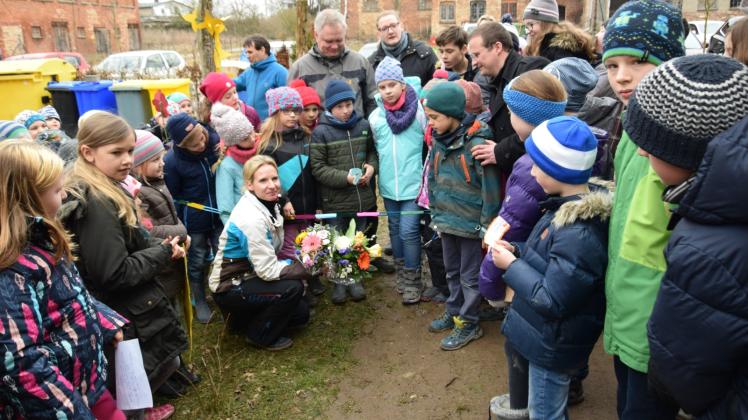 Den Lehrpfad offiziell eröffnet: Schulleiterin Katharina Drewes (mit Blumenstrauß) mit Kindern aus der Freien Schule Bröbberow und Gästen. 