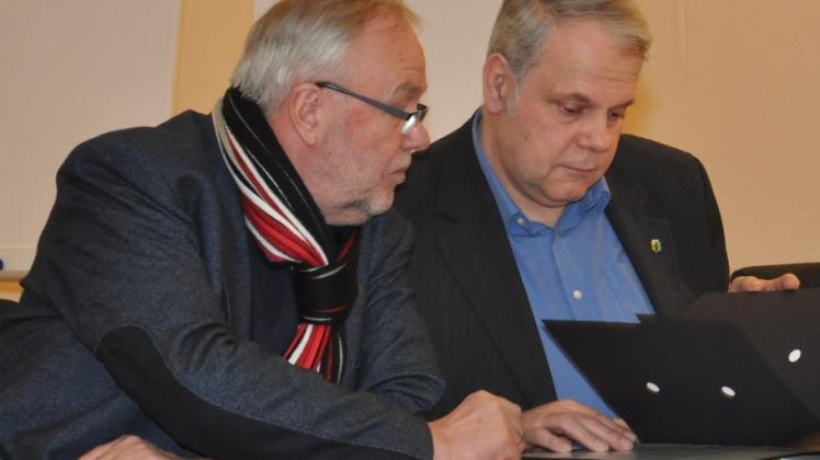 Als Mitglieder des Wahlausschusses sichten Detlef Müller (l,)und Helmut Schapper die Unterlagen der Kandidaten. 