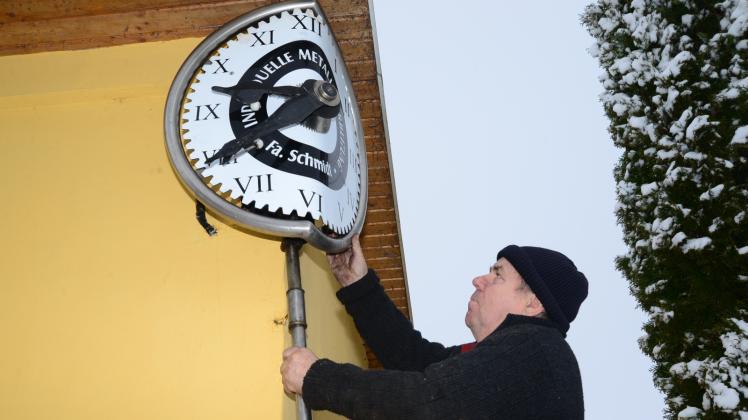 Der „Rund-um-die Ecke-Uhr “ verordnet Helmut Schmidt für die Zeitumstellung eine Zwangspause.