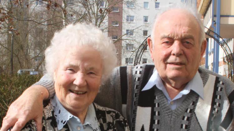 Lieben sich und ihr Gärtchen hinter der Wohnung: NNN-Leser Sina und Lothar Klee, die morgen ihre Steinerne Hochzeit ganz in Familie nachfeiern. Beide sind ausgesprochen humorvoll.
