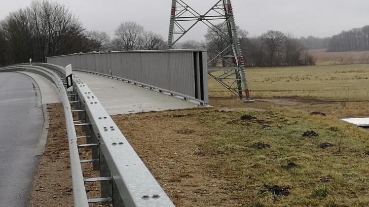 Kein Durchkommen: Auf der Brücke über die A  7 entlang der K  24 versperrt noch eine Leitplanke den Zugang zum Radweg. 