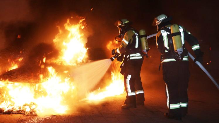 Feuerwehrleute mussten in Schwarzenbek erneut mehrere brennende Autos löschen. Die Polizei geht von Brandstiftung aus.